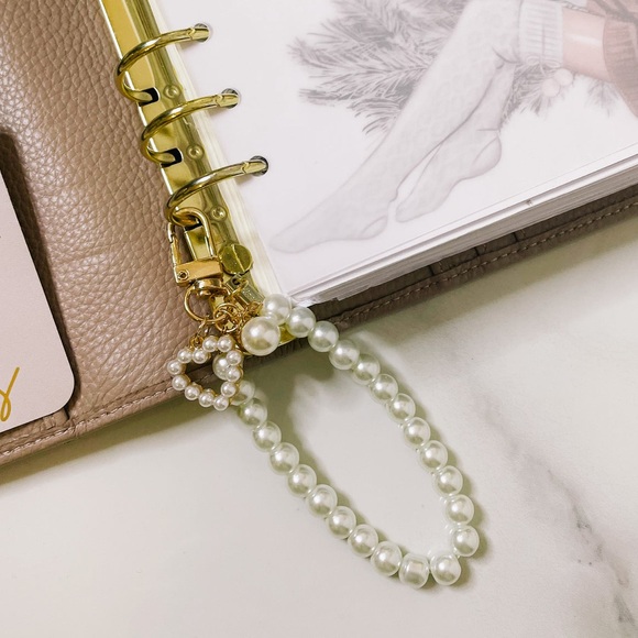 Chic Gold & Pearl Keychain w/ Heart Accent - Picture 2 of 3